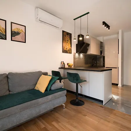 Lux Anya - Private Garden & Garage Space Split