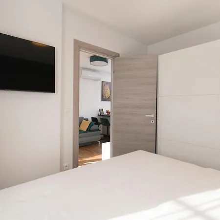 Lux Anya - Private Garden & Garage Space Apartment *