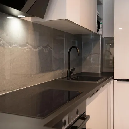 Lux Anya - Private Garden & Garage Space Apartment Split