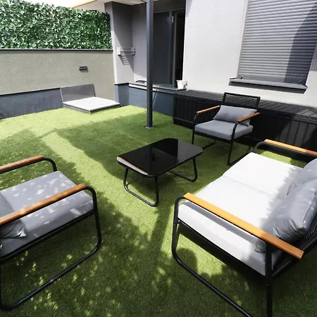 Apartment Lux Anya - Private Garden & Garage Space