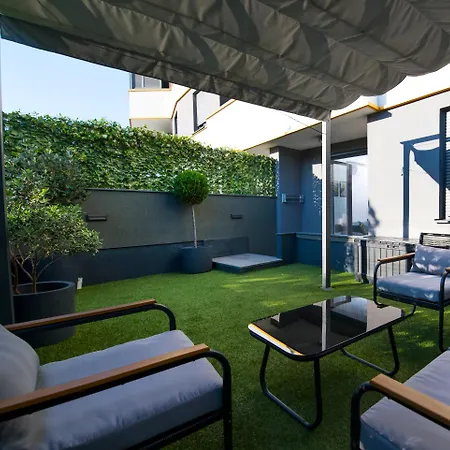 Lux Anya - Private Garden & Garage Space Apartment
